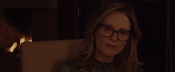 Movie still from “Gloria Bell” (2018), directed by Sebastián Lelio – A person wearing glasses; Close Up shot, Over the shoulder angle