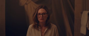 Movie still from “Gloria Bell” (2018), directed by Sebastián Lelio – A woman wearing glasses looking at the camera; Medium shot, Over the shoulder angle