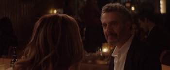 Movie still from “Gloria Bell” (2018), directed by Sebastián Lelio – A man and a woman are talking in a bar; Close Up shot, Over the shoulder angle