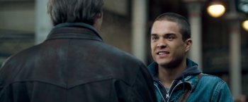 Movie still from “Goal! The Dream Begins” (2005), directed by Michael Winterbottom – A man talking to another man in front of a building; Close Up shot, Over the shoulder angle