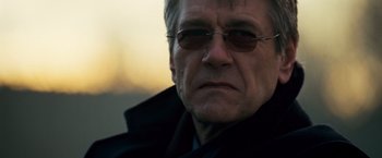 Movie still from “Goal! The Dream Begins” (2005), directed by Michael Winterbottom – A person wearing sunglasses and a jacket; Close Up shot, Low angle