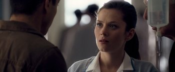 Movie still from “Goal! The Dream Begins” (2005), directed by Michael Winterbottom – A woman in a white shirt is talking to a man; Close Up shot, Over the shoulder angle