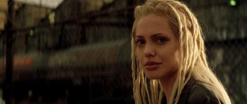 Movie still from “Gone in 60 Seconds” (2000), directed by Dominic Sena – A person with long blonde hair; Close Up shot, Over the shoulder angle