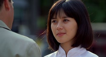 Movie still from “Good Morning, Vietnam” (1987), directed by Barry Levinson – A person wearing a white shirt; Close Up shot, Over the shoulder angle