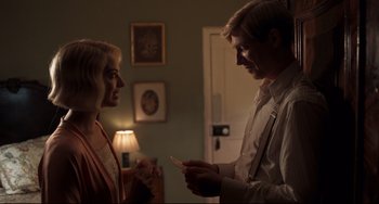 Movie still from “Goodbye Christopher Robin” (2017), directed by Simon Curtis – A man and a woman are looking at each other; Medium shot, Over the shoulder angle