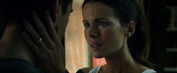 Movie still from “Total Recall” (2012), directed by Len Wiseman – Close Up shot, Over the shoulder angle