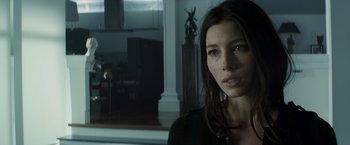 Movie still from “Total Recall” (2012), directed by Len Wiseman – Close Up shot, Over the shoulder angle