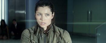 Movie still from “Total Recall” (2012), directed by Len Wiseman – Close Up shot, Over the shoulder angle