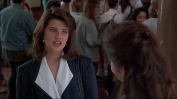 Movie still from “Gross Anatomy” (1989), directed by Thom Eberhardt – A woman talking to another woman in front of a group of people; Close Up shot, Over the shoulder angle