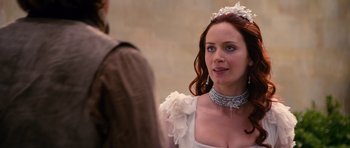 Movie still from “Gulliver's Travels” (2010), directed by Rob Letterman – A woman in a white dress with a diamond necklace; Close Up shot, Over the shoulder angle