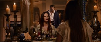 Movie still from “Gulliver's Travels” (2010), directed by Rob Letterman – A man and a woman in front of a mirror; Medium shot, Over the shoulder angle