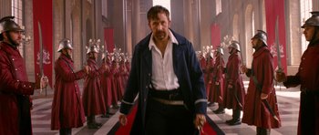 Movie still from “Gulliver's Travels” (2010), directed by Rob Letterman – A man standing in front of a group of people; Medium shot, Low angle