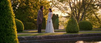 Movie still from “Gulliver's Travels” (2010), directed by Rob Letterman – A man and a woman standing next to each other; Wide shot, Over the shoulder angle