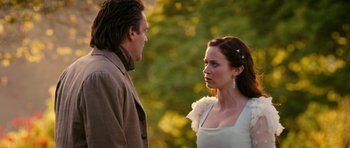 Movie still from “Gulliver's Travels” (2010), directed by Rob Letterman – A man and a woman standing next to each other in front of trees; Close Up shot, Over the shoulder angle