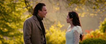 Movie still from “Gulliver's Travels” (2010), directed by Rob Letterman – A man and a woman standing next to each other in front of trees; Close Up shot, Over the shoulder angle