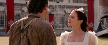 Movie still from “Gulliver's Travels” (2010), directed by Rob Letterman – A man and a woman standing next to each other outside; Close Up shot, Over the shoulder angle