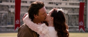 Movie still from “Gulliver's Travels” (2010), directed by Rob Letterman – A man and a woman kissing in front of a building; Close Up shot, Over the shoulder angle