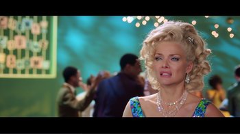 Movie still from “Hairspray” (2007), directed by Adam Shankman – A woman in a blue dress and a necklace in front of a crowd; Close Up shot, Over the shoulder angle