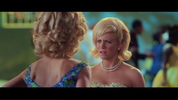 Movie still from “Hairspray” (2007), directed by Adam Shankman – Two women are talking to each other in a room; Close Up shot, Over the shoulder angle