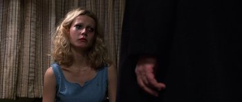 Movie still from “Hard Eight” (1996), directed by Paul Thomas Anderson – A woman sitting in front of a man in a black shirt; Close Up shot, Low angle